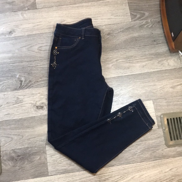 Woman’s Jeans - Picture 10 of 11